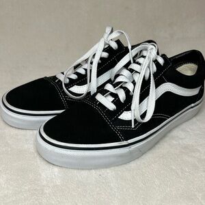 black lace up old skool vans shoes
women size 7.5 • good preowned condition